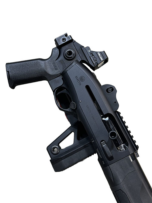 El Chisel Machining 870F es un culata plegable de aluminio, ajustable en longitud y altura, ideal para ópticas y con mecanismo robusto para un tiro estable.